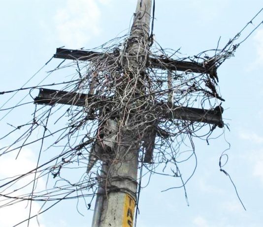 Cables sobre la ciudad: ¿Qué riesgos generan y por qué cuesta tanto retirarlos?