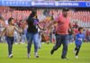 Fútbol suspendido en México: escenas de horror dejó pelea de hinchas de Querétaro y Atlas en estadio