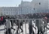 Masiva marcha de estudiantes bloquea la Alameda en Santiago: instalan barricadas y provocan incidentes ad portas de cambio de gabinete