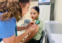 Ministerio de Salud llama a grupos con menor cobertura a vacunarse contra la influenza: Hay más de 1.800 puntos disponibles