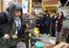 Escuela de Orfebres de Coya recibió visita de taller laboral de orfebrería y telar de la comuna de Navidad