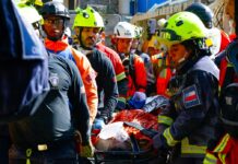 Estos son los Bomberos de Chile: Tras 70 horas de lucha logran rescatar a con vida Hernán Gil