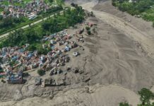 Apocalíptico alud golpea a Nepal: temen centenares de muertos por violentas inundaciones y deslizamientos