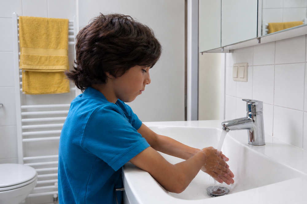 Niño lavándose las manos