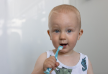 ¿Qué cepillo necesita mi bebé? Consejos para cuidar su salud oral desde el primer diente
